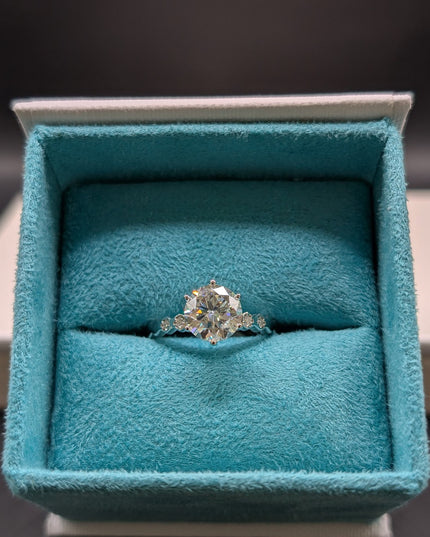 Round Cut w/ Side Stones Engagement Ring