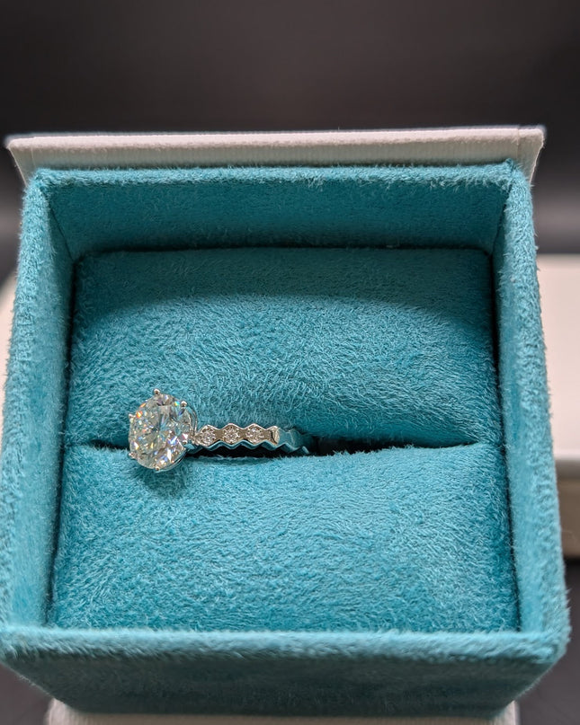 Round Cut w/ Side Stones Engagement Ring