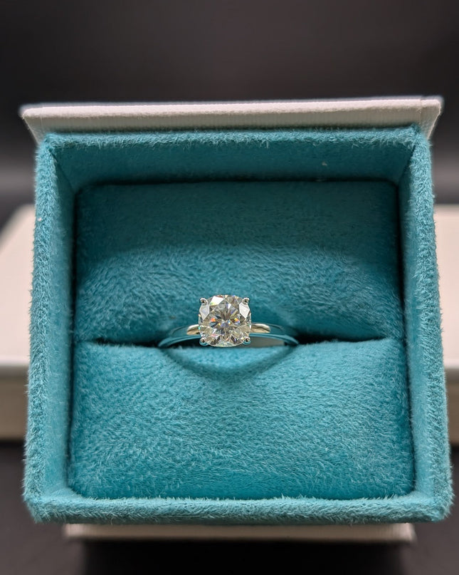 Round Cut Engagement Ring
