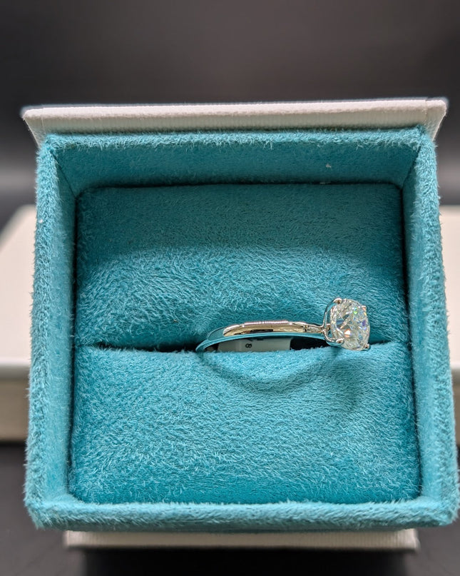 Round Cut Engagement Ring